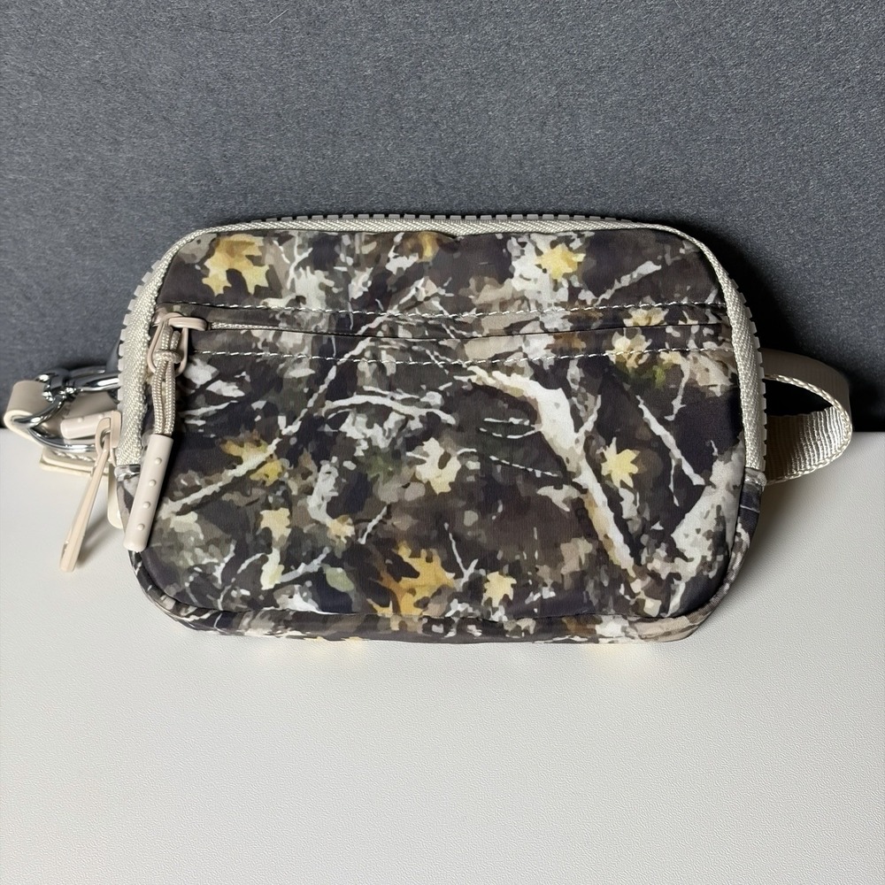 Iris & Rainbow New Woodsy Camo 2nd Gen RFID Wristlet Wallet - Never Used - Picture 2 of 6